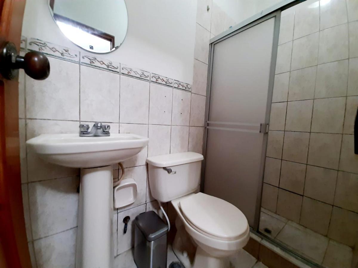 Guest House ตุมเบส ภายนอก รูปภาพ